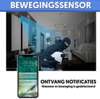 Un cambrioleur masqué s'enfuit avec un ordinateur portable dans un salon moderne, capturé par un capteur de mouvement, notifications sur smartphone.