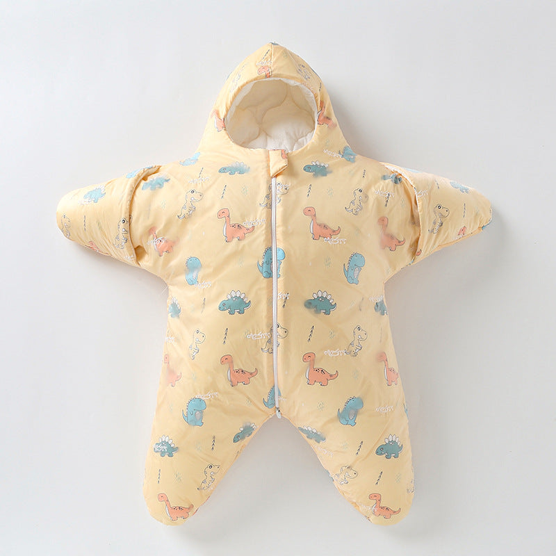 Combinaison bébé étoile jaune avec motifs dinosaures, capuche intégrée, fermeture éclair centrale. Vêtement chaud et confortable pour nouveau-né.