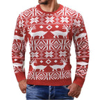 Homme portant un pull de Noël rouge avec motifs de rennes et flocons de neige blancs, style scandinave, mode hiver festive.