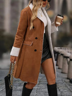 Femme en manteau marron à doublure blanche, jupe noire, bottes hautes, tenant un café et un sac à chaîne dorée, marchant en ville.