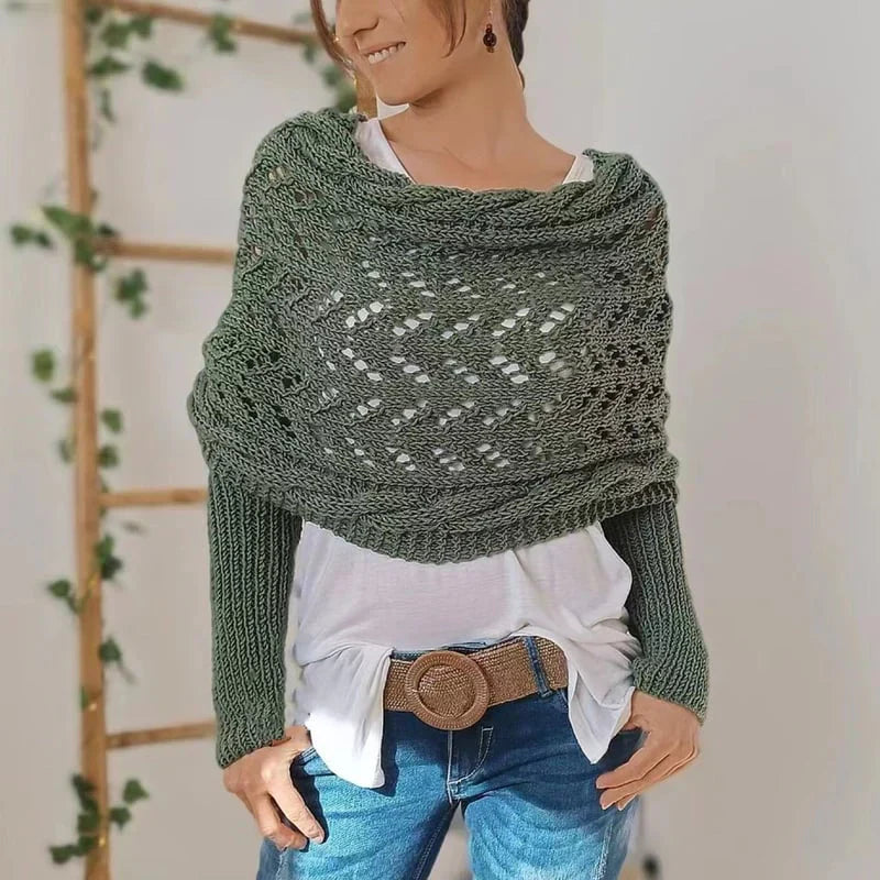 Femme portant un châle en tricot vert, style bohème, sur un pull blanc et un jean. Accessoire mode automne-hiver, tendance et élégant.