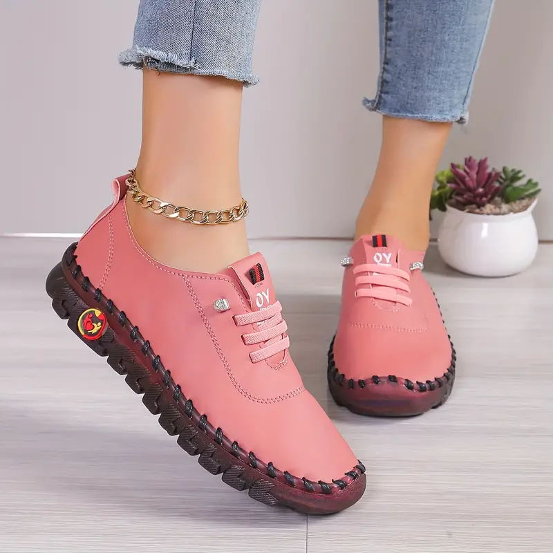 Chaussures roses pour femme avec semelle noire, portées avec un jean. Design moderne et confortable, idéal pour la mode urbaine.