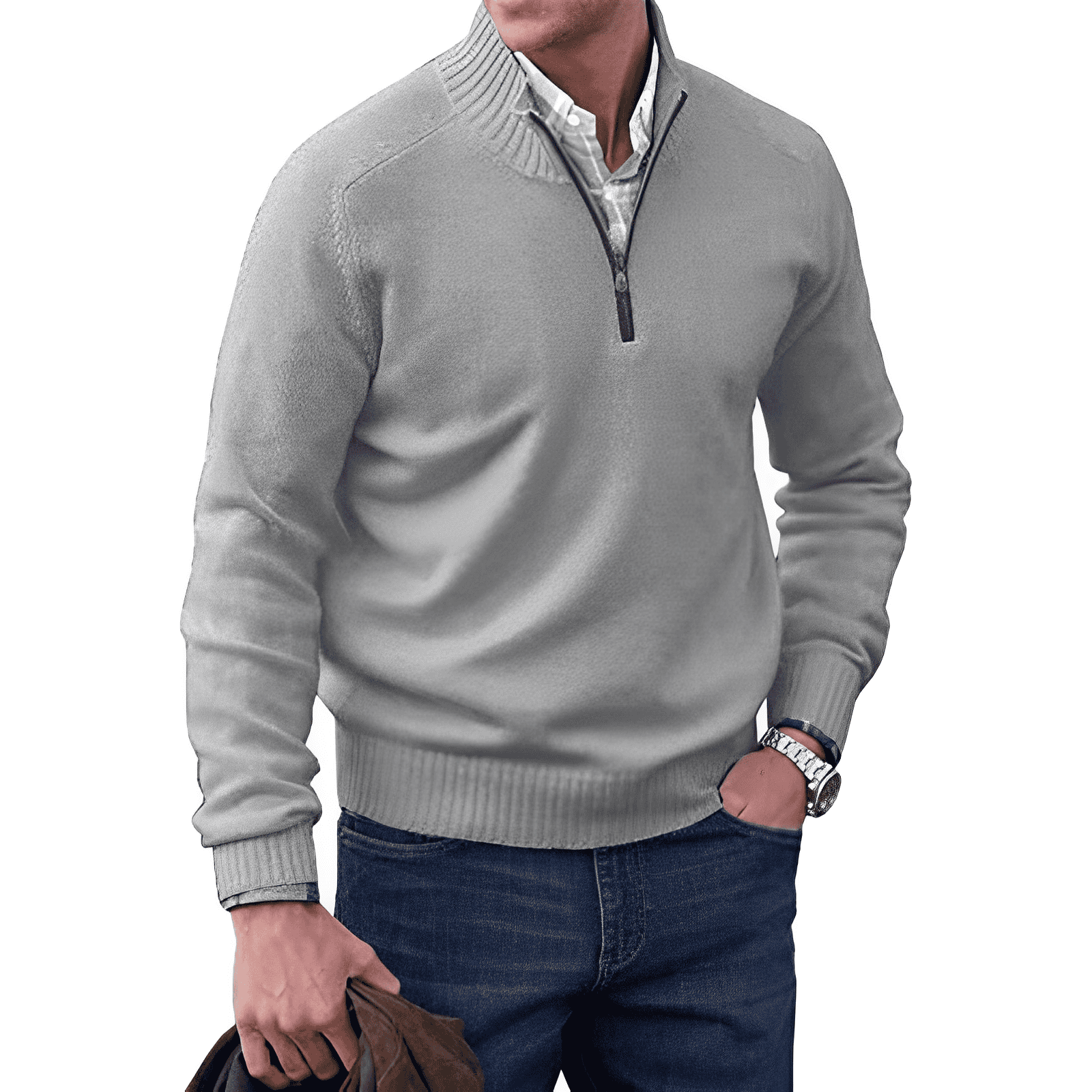 Homme portant un pull gris à col zippé, chemise blanche, jean bleu, montre-bracelet et tenant une veste marron. Mode masculine élégante.