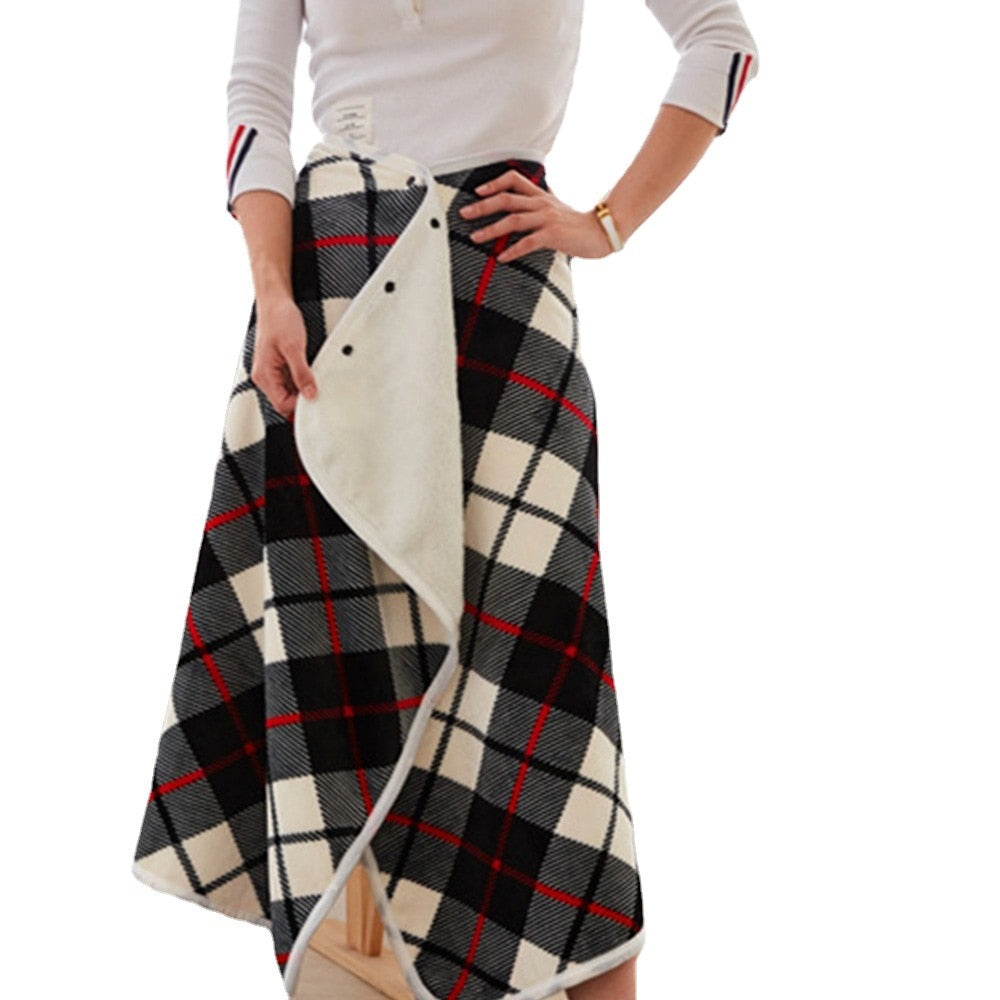 Jupe longue à carreaux noirs, blancs et rouges, portée par une femme. Mode automne-hiver, style élégant et confortable.