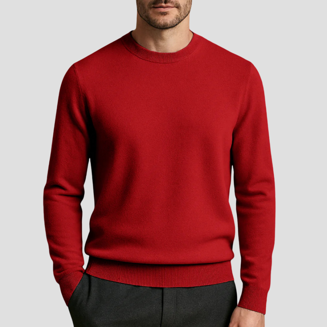 Homme portant un pull rouge élégant, manches longues, col rond, sur fond gris. Mode masculine, vêtement d'hiver, style décontracté chic.