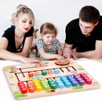 Une famille joue avec un puzzle éducatif en bois coloré, comprenant chiffres et formes, favorisant l'apprentissage des enfants.