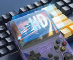 Console de jeu portable rétro avec écran HD affichant un jeu de course, posée sur un clavier mécanique. Manette intégrée, boutons colorés.