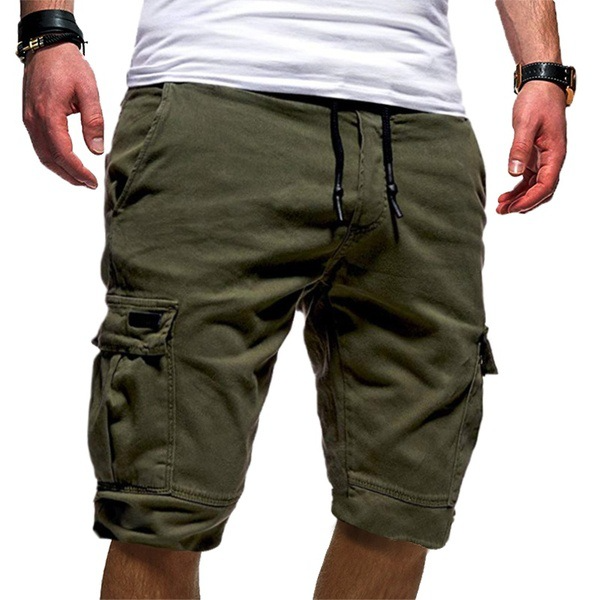 Homme portant un short cargo vert kaki, poches latérales, cordon de serrage, style décontracté. Mode masculine, vêtements d'été tendance.