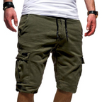 Homme portant un short cargo vert kaki, poches latérales, cordon de serrage, style décontracté. Mode masculine, vêtements d'été tendance.