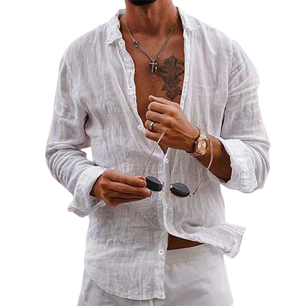 Homme portant une chemise en lin blanc, ouverte, avec colliers et lunettes de soleil, style décontracté estival, mode masculine élégante.
