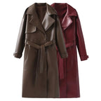 Deux manteaux longs en cuir, l'un marron et l'autre bordeaux, avec ceinture et col large. Mode automne-hiver, style élégant et tendance.