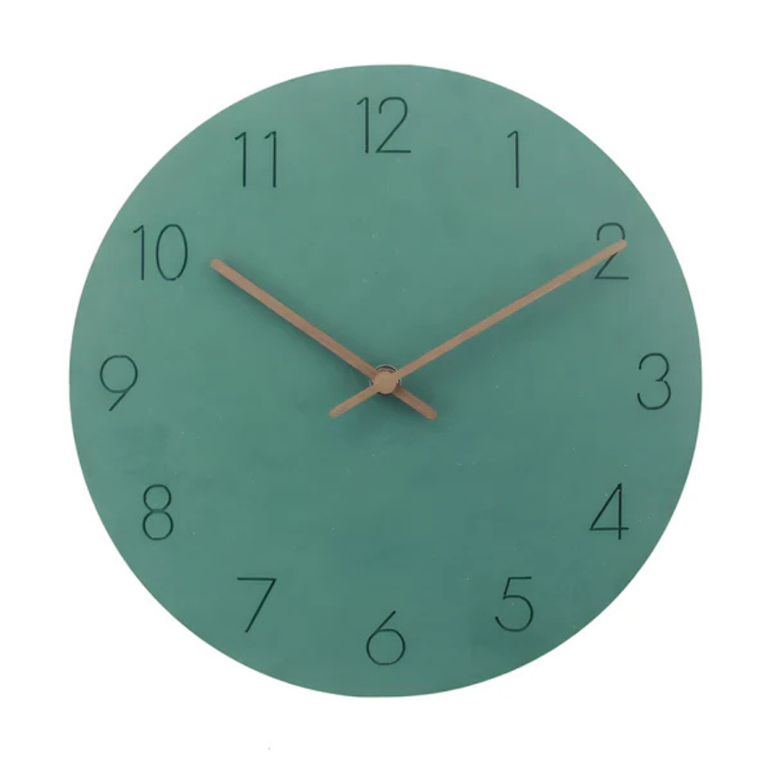 Horloge murale verte minimaliste avec chiffres noirs et aiguilles dorées, design moderne, décoration intérieure élégante, style contemporain.
