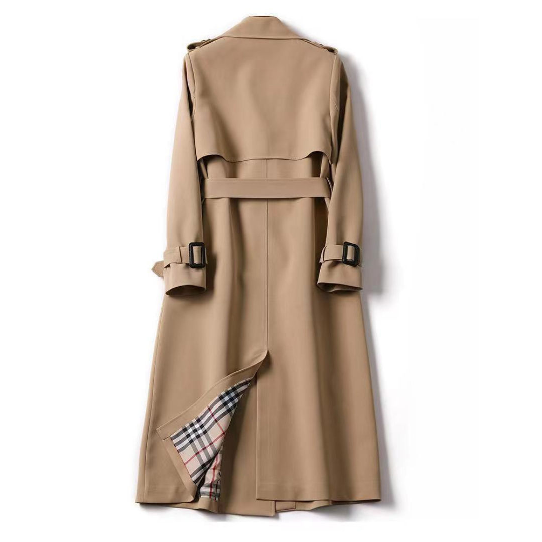 Manteau trench-coat beige classique avec doublure à motif tartan, ceinture et boucles aux poignets, élégant et intemporel pour mode automne-hiver.