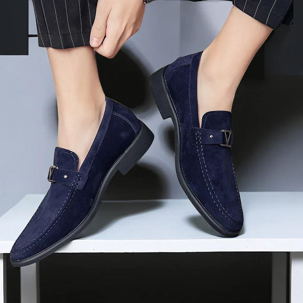 Chaussures mocassins en daim bleu marine pour homme, élégantes et modernes, portées avec un pantalon à rayures. Mode masculine, chaussures tendance.