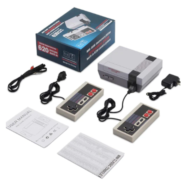 Console de jeu rétro avec 620 jeux intégrés, deux manettes, câbles d'alimentation et manuel d'utilisation, design inspiré des années 80.
