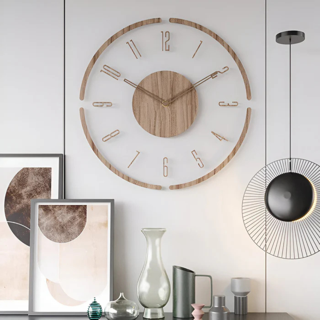 Horloge murale design en bois et métal sur mur blanc, entourée de décorations modernes, vases en verre et cadres d'art abstrait.