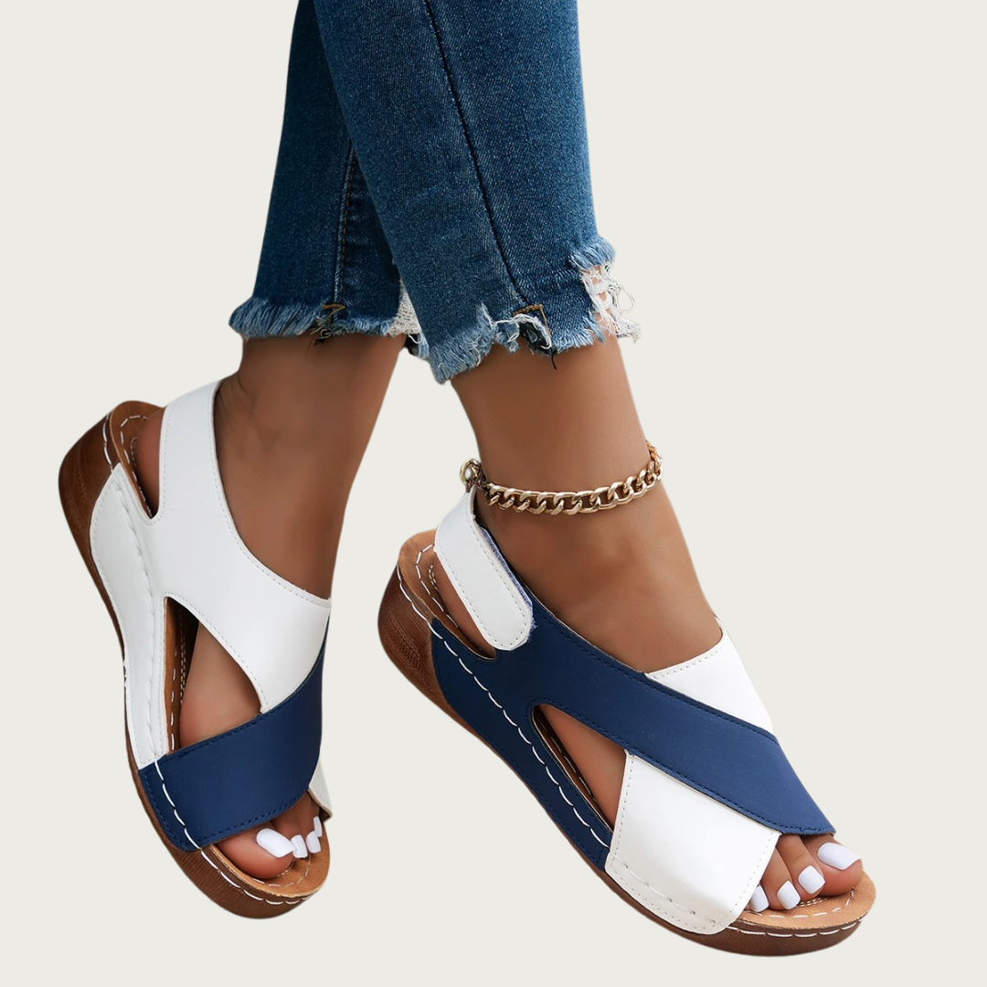 Sandales d'été femme bleu et blanc, talon compensé en bois, portées avec un jean déchiré. Chaussures confortables et élégantes pour la saison estivale.