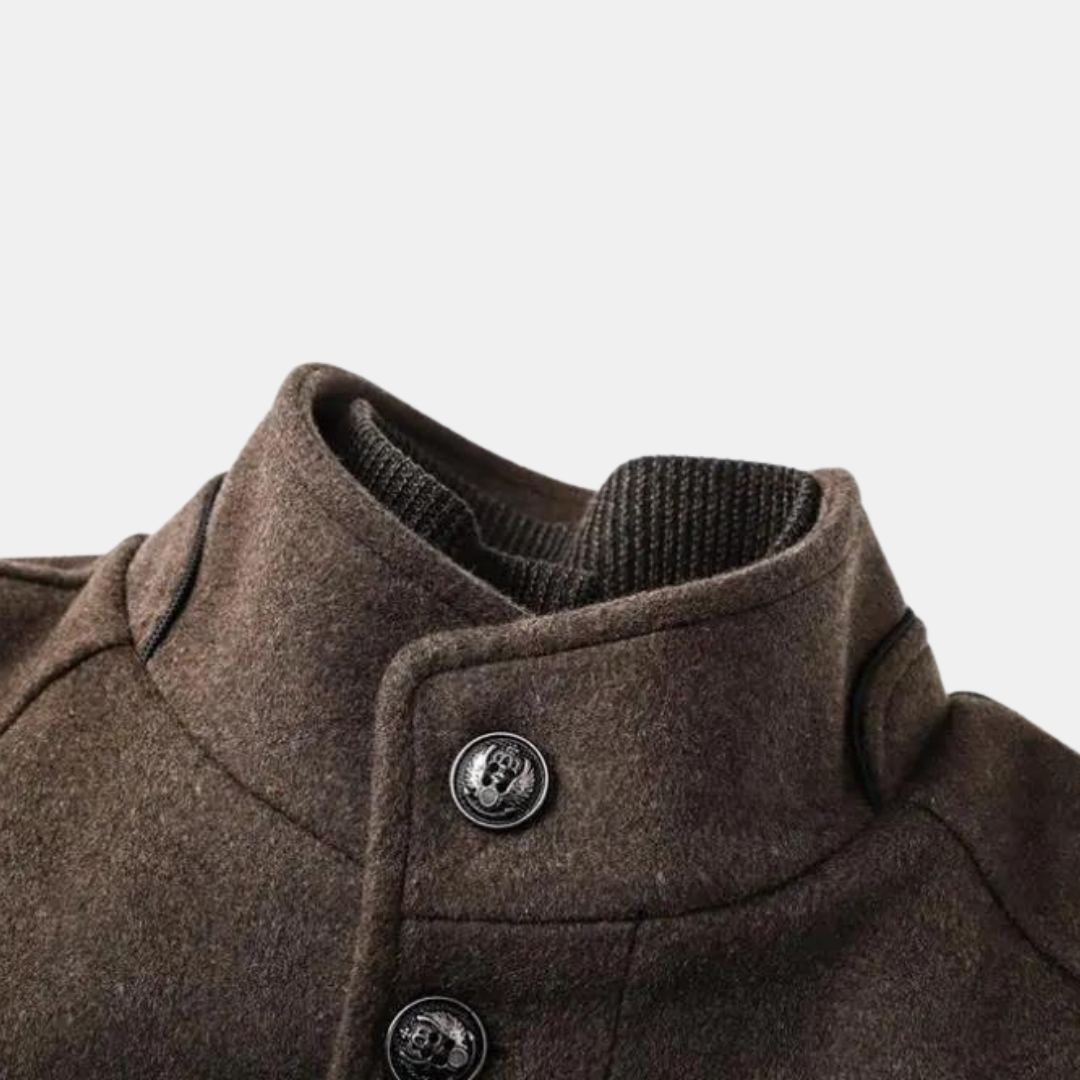Veste en laine marron avec col montant, boutons métalliques décoratifs, style élégant et moderne, mode automne-hiver, vêtement chaud et confortable.