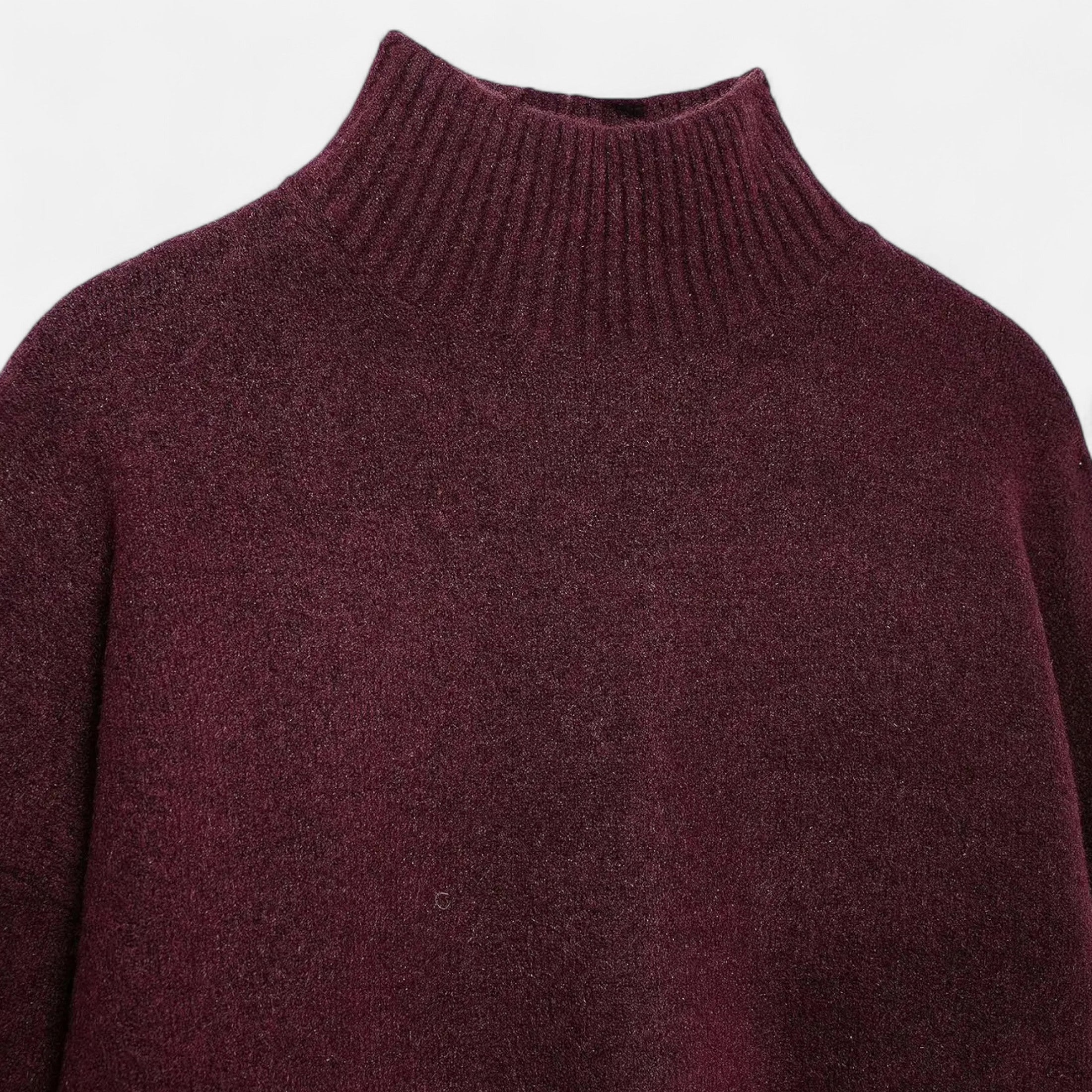 Pull col roulé bordeaux en laine, texture douce et chaude, idéal pour l'hiver. Mode élégante, vêtement tendance, confort et style assurés.