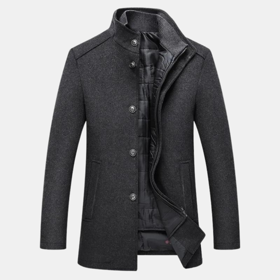 Manteau homme élégant en laine gris foncé, col montant, boutons noirs, doublure matelassée, style hiver chic, mode masculine tendance.