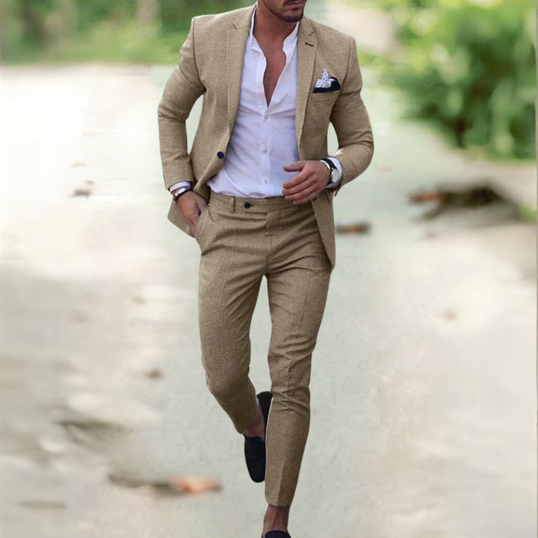Homme en costume beige élégant, chemise blanche, marchant en extérieur. Mode masculine, style chic, tenue formelle, tendance vestimentaire.