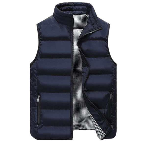 Gilet sans manches matelassé bleu marine pour homme, doublure à carreaux, fermeture éclair, poches zippées. Mode masculine, vêtement d'hiver.