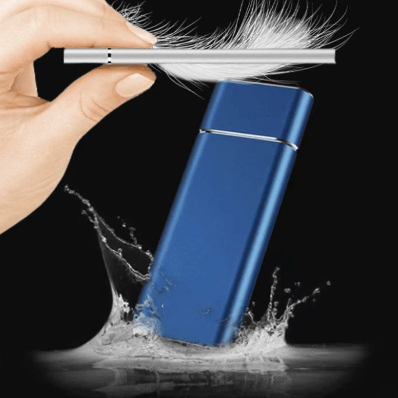 Main en train de tenir une cigarette électronique bleue, légère comme une plume, avec éclaboussures d'eau en arrière-plan. Vape, design moderne.