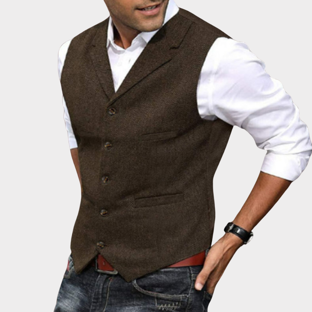 Gilet homme marron élégant, porté sur chemise blanche, style décontracté chic, idéal pour mode masculine moderne, tendance automne-hiver.