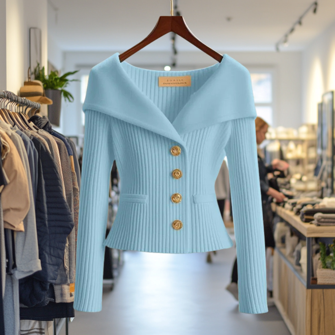 Veste en laine bleu clair avec boutons dorés, exposée dans une boutique de mode moderne. Vêtements élégants, tendance automne-hiver.