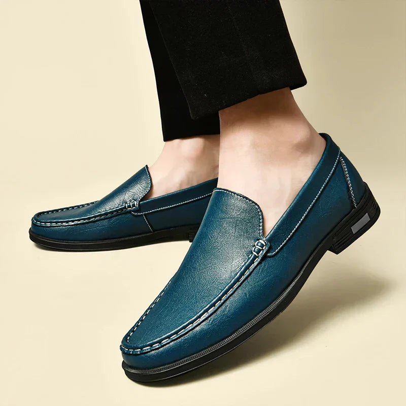 Chaussures mocassins en cuir bleu pour homme, élégantes et confortables, avec semelle noire antidérapante. Idéales pour un style décontracté chic.