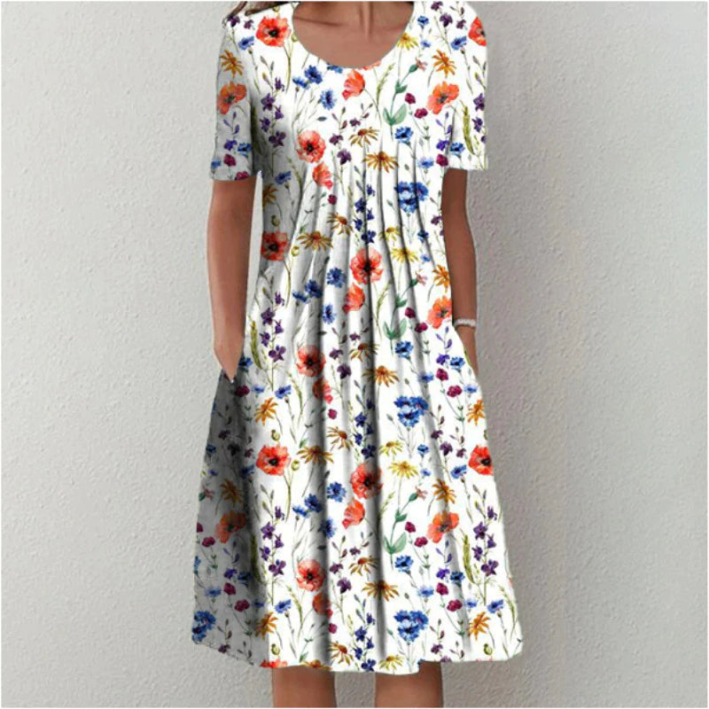 Robe d'été fleurie pour femme, manches courtes, col rond, motif floral coloré sur fond blanc, style décontracté et élégant.