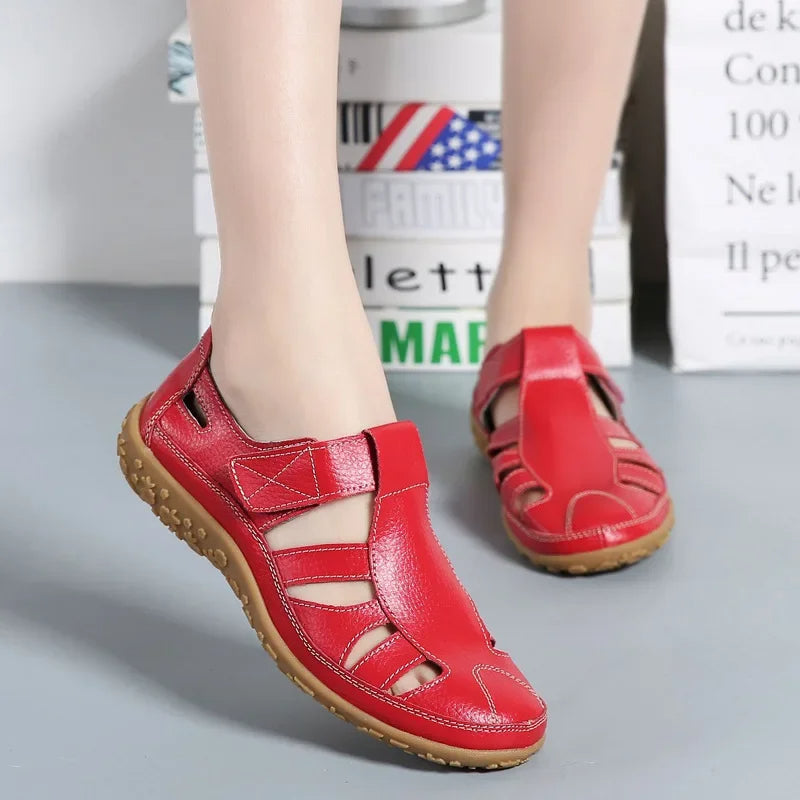 Sandales rouges en cuir pour femmes avec semelle antidérapante, design ajouré, confortables et élégantes, idéales pour l'été.