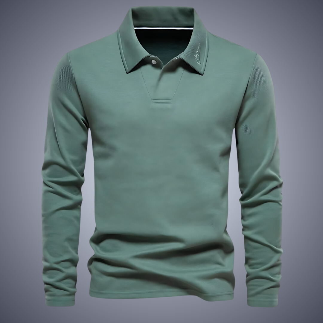 Polo vert à manches longues pour homme, col classique, style décontracté, fond gris. Mode masculine, vêtement élégant, tendance automne-hiver.