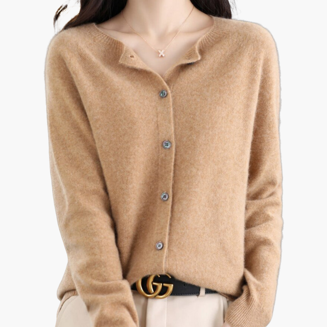 Femme portant un cardigan en laine beige avec boutons, collier délicat et ceinture noire élégante. Mode automne-hiver, style chic et décontracté.
