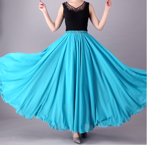 Robe longue élégante bleue avec haut noir sans manches, jupe ample et fluide, idéale pour soirées et événements formels.