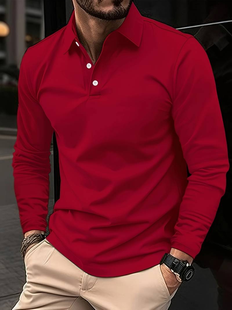 Homme portant un polo rouge à manches longues, col boutonné, style décontracté, devant un fond urbain. Mode masculine élégante et moderne.
