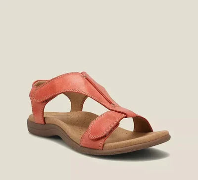 Sandale femme en cuir rouge, semelle ergonomique, design moderne. Chaussure d'été confortable, idéale pour la marche. Mode féminine, tendance.