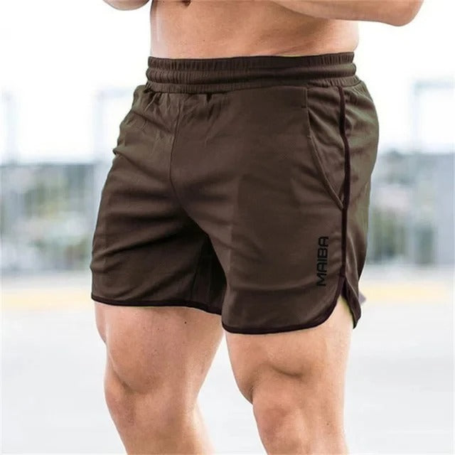 Short marron pour homme, idéal pour le sport et l'entraînement, avec logo "MAIBA" sur le côté. Confortable et résistant, parfait pour le fitness.