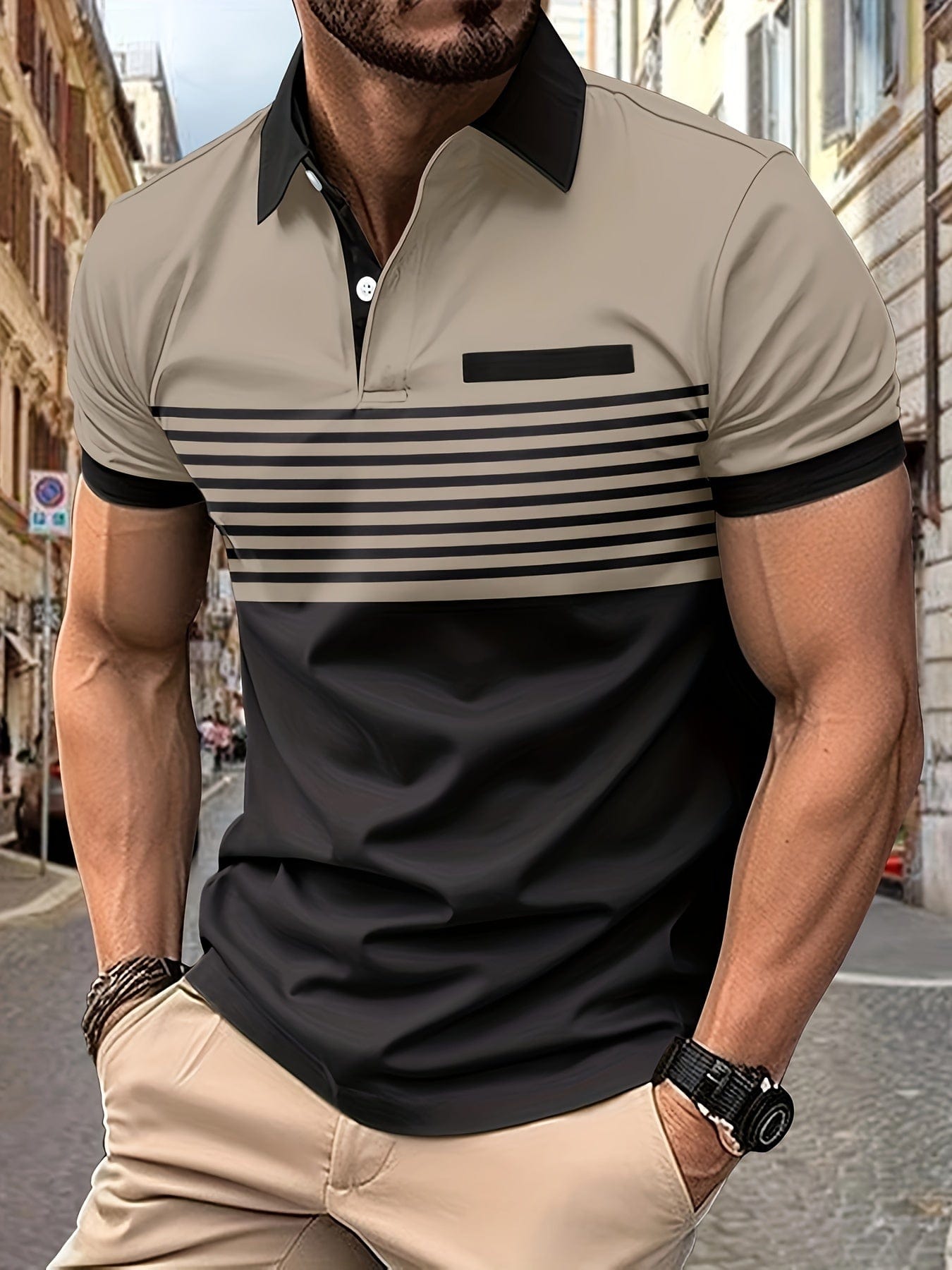 Homme portant un polo rayé beige et noir, manches courtes, dans une rue urbaine. Mode masculine élégante, tenue décontractée chic.