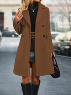 Femme portant un manteau marron élégant, jupe noire et bottes hautes, tenant un sac à main noir, en ville. Mode automne chic et tendance.