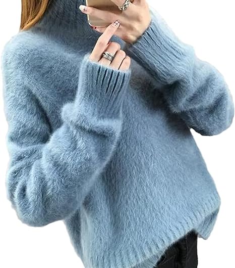 Femme portant un pull en laine bleu clair, col roulé, manches longues, texture douce et moelleuse, style hiver, mode féminine élégante.