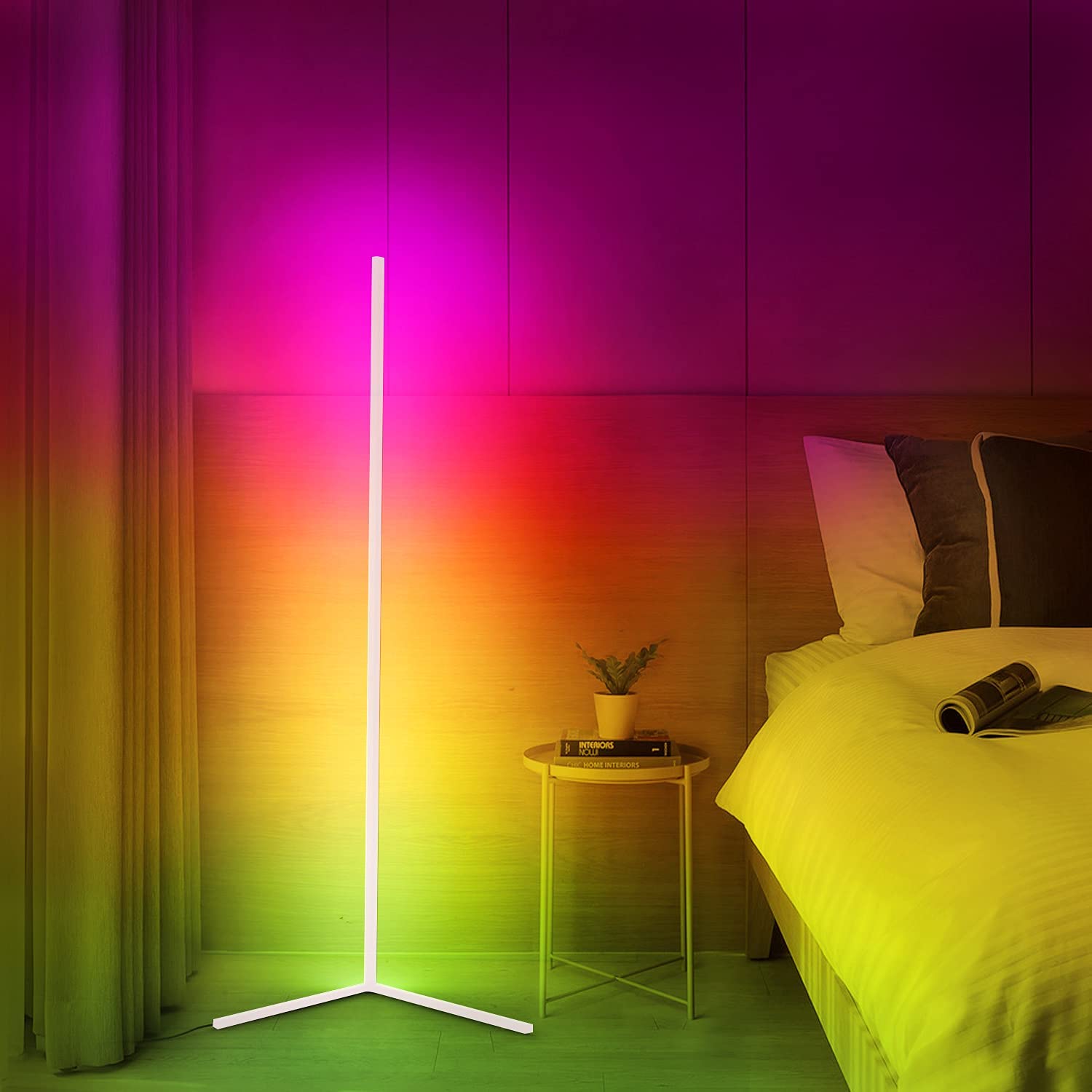 Lampe LED d'angle multicolore dans une chambre moderne, éclairant le mur avec des teintes vives. Décoration intérieure, éclairage d'ambiance.