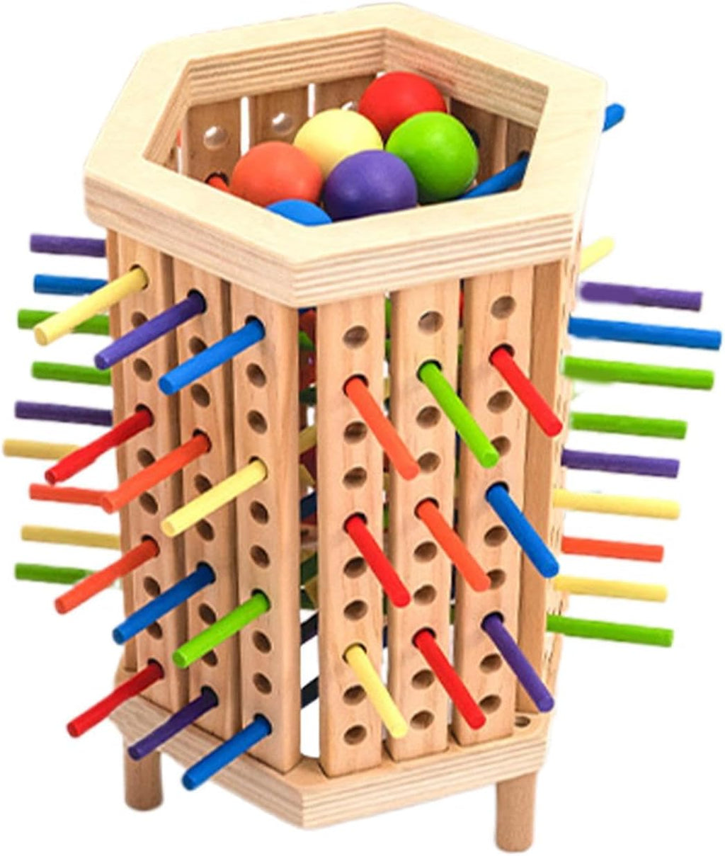 Jouet éducatif en bois hexagonal avec bâtons colorés et boules multicolores, favorisant la motricité et la coordination chez les enfants.