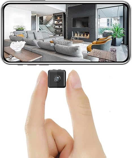 Doigt tenant une mini caméra espion, affichant un salon moderne sur un smartphone. Sécurité, surveillance discrète, technologie avancée.