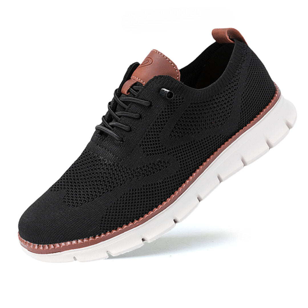 Chaussure de sport noire en maille respirante avec semelle blanche, design moderne et confortable, idéale pour la course et les activités quotidiennes.