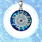 Pendentif œil bleu argenté sur fond bleu scintillant, bijou protecteur, symbole de chance, design élégant, tendance mode.