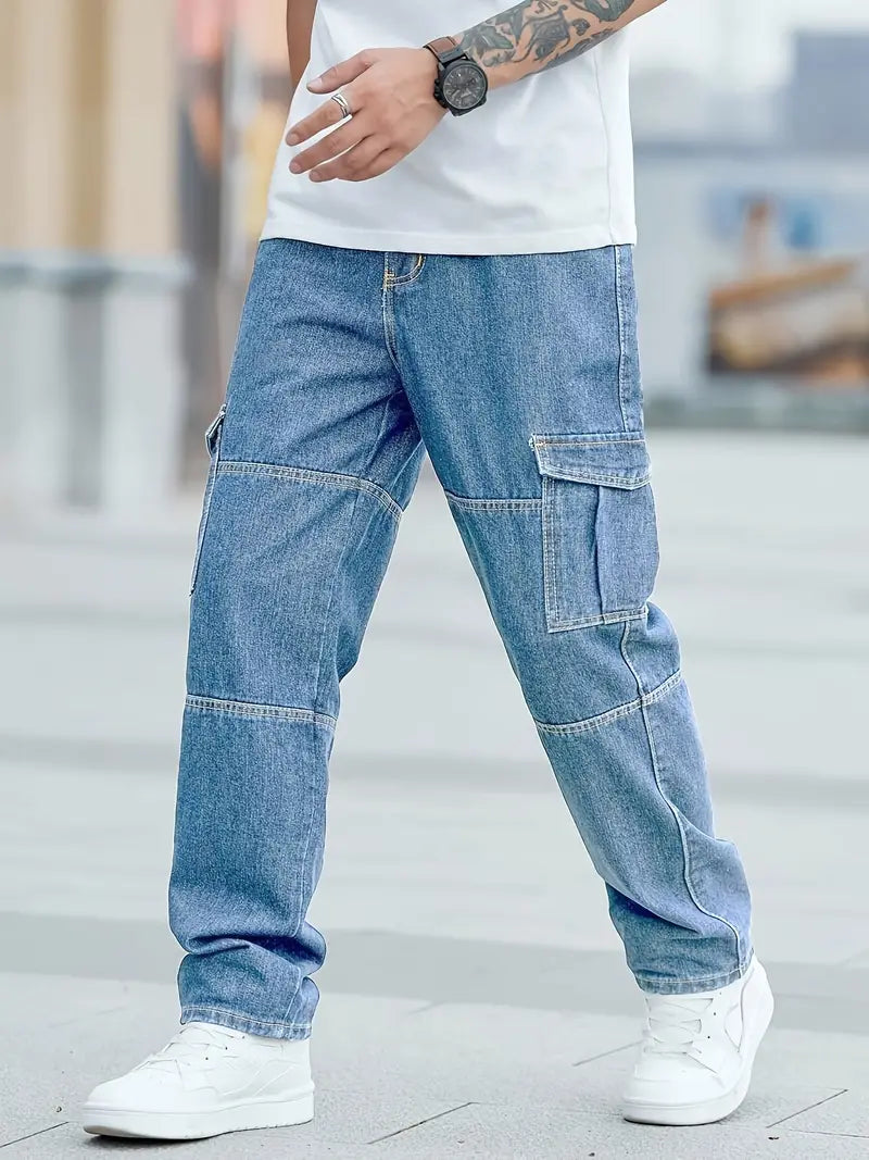 Pantalon cargo en jean bleu pour homme, style décontracté, avec poches latérales, porté avec des baskets blanches et un t-shirt blanc.