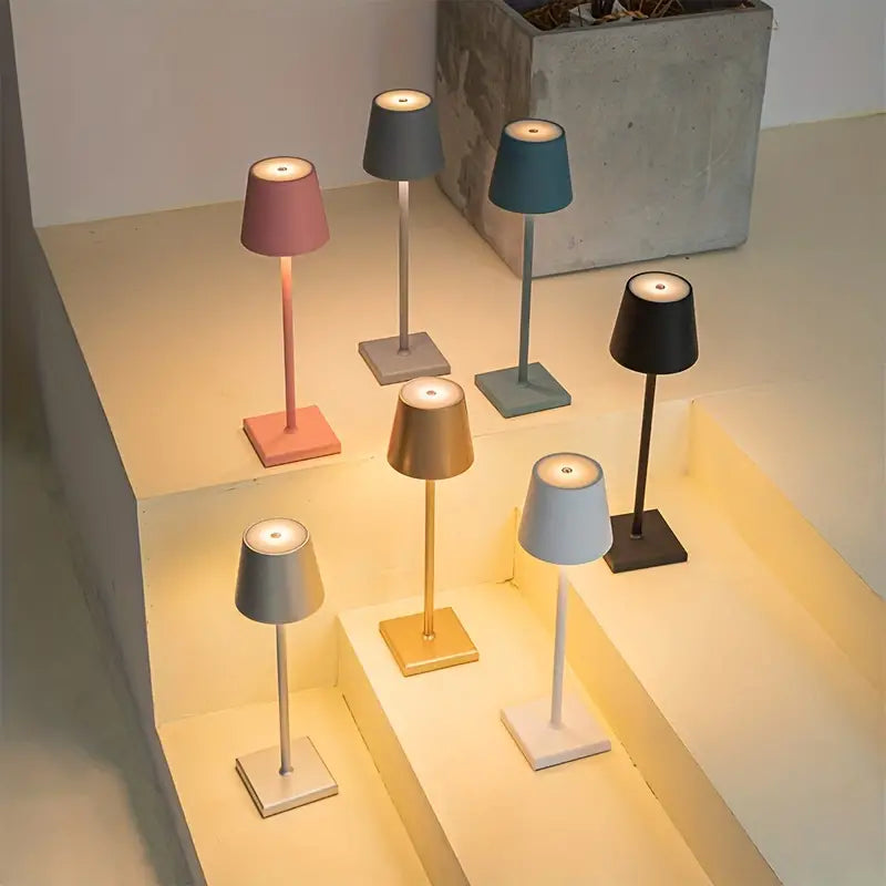 Lampes de table modernes colorées sur des marches, éclairage LED, design minimaliste, ambiance chaleureuse, décoration intérieure élégante.