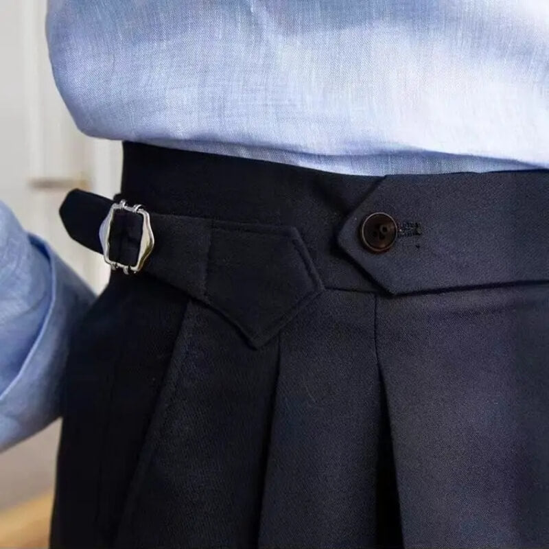 Chemise bleue en lin avec jupe noire taille haute, ceinture ajustable et bouton décoratif. Mode élégante, tenue professionnelle femme.