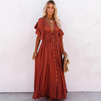 Robe longue bohème rouge avec boutons, manches courtes et col en V, portée par une femme blonde. Mode estivale chic et décontractée.